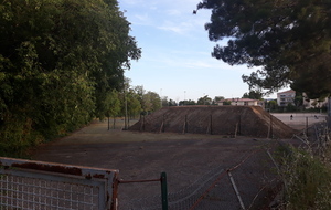 17 juin : vue de la clôture à l'arrière de la butte de 70m